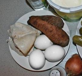 Как вкусно приготовить салат «Прага» с ветчиной и грибами шампиньонами, копченой колбасой, огурцом и сыром: лучшие рецепты