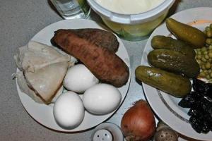 Как вкусно приготовить салат «Прага» с ветчиной и грибами шампиньонами, копченой колбасой, огурцом и сыром: лучшие рецепты